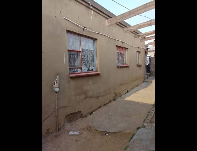 10 BEDROOM HOUSE FOR SALE IN ESIZIBA